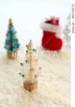 ミニのクリスマスツリーとクリスマスブーツ ミニのクリスマスツリーとクリスマスブーツ 86536575