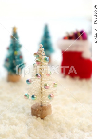 ミニのクリスマスツリーとクリスマスブーツ ミニのクリスマスツリーとクリスマスブーツ 86536596