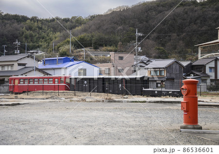 郷愁を誘う旧下津井駅前の保存車両と赤いポスト　岡山県倉敷市 86536601