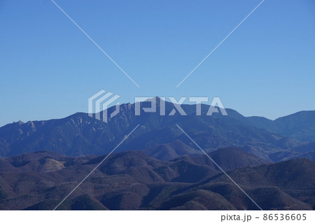 茅ヶ岳山頂から見た冬の金峰山 86536605