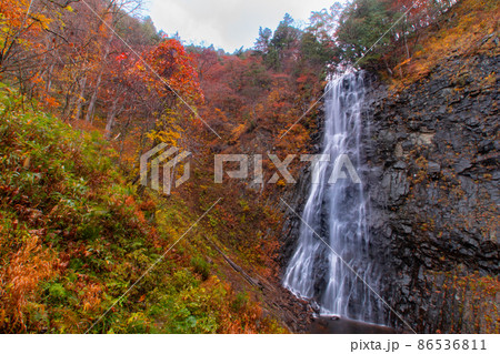 森吉山　秋の立又渓谷　一の滝　秋田県北秋田市 86536811