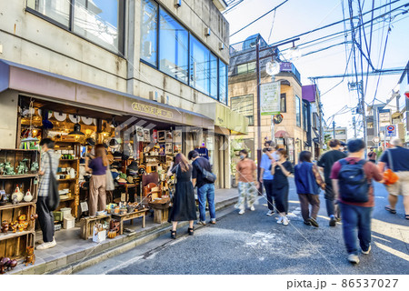 東京世田谷の都市風景　下北沢ショッピングストリート 86537027
