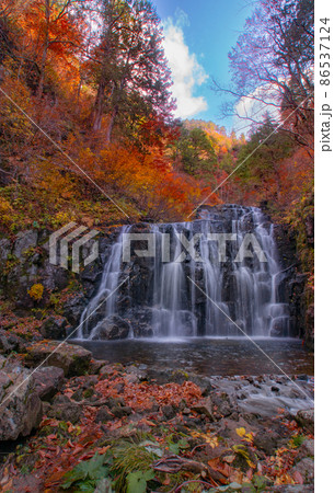 森吉山　立又渓谷　紅葉の二の滝　秋田県北秋田市 86537124