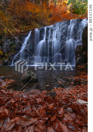 紅葉の立又渓谷　二の滝　秋田県北秋田市 86537146