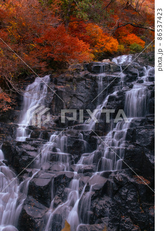 秋の立又渓谷　紅葉の二の滝　秋田県北秋田市 86537423