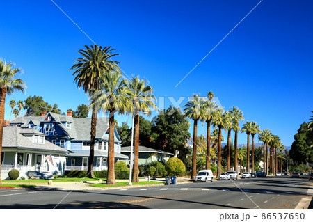 ロサンゼルス近郊の街並み カルフォルニア州レットランズ ロサンゼルス近郊の街並み カルフォルニア州レットランズ 86537650