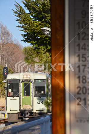 小海線 甲斐小泉駅と列車 山梨県北杜市 小海線 甲斐小泉駅と列車 山梨県北杜市 86537697