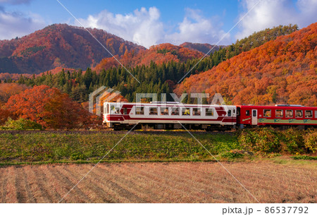 紅葉の秋田の風景　秋田内陸縦貫鉄道　 86537792