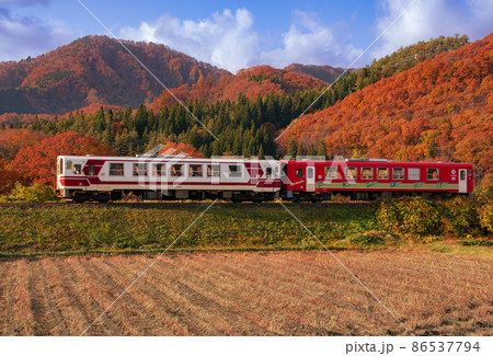紅葉の秋田の風景　秋田内陸縦貫鉄道　 86537794