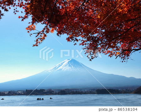 晩秋の富士山と紅葉 晩秋の富士山と紅葉 86538104