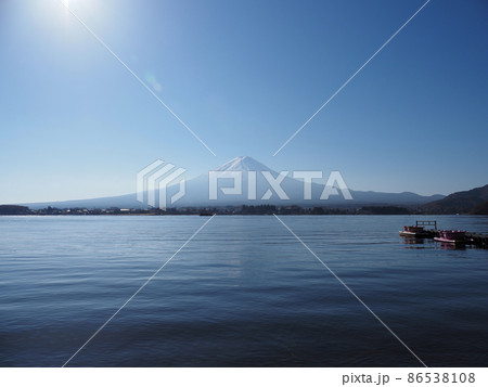 晩秋の富士山と紅葉 86538108