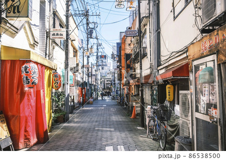 レトロな雰囲気の飲食店街　阿佐ヶ谷スターロード　東京都杉並区 86538500