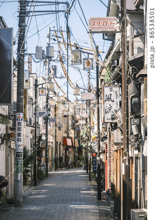 レトロな雰囲気の飲食店街　阿佐ヶ谷スターロード　東京都杉並区 86538501