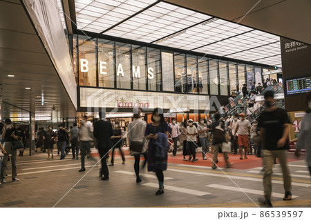 コロナ禍の人流　吉祥寺駅構内　東京都武蔵野市 86539597
