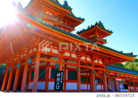 【京都】初夏の平安神宮 逆光と白虎楼(神苑入口) 【京都】初夏の平安神宮 逆光と白虎楼(神苑入口) 86539723