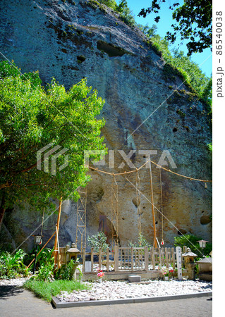 花の窟神社・世界文化遺産・自然崇拝と伝わる御神体、海の波の音が反響する大岩と拝所・三重県熊野市(4) 86540038