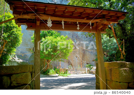 花の窟神社・世界文化遺産・神門越しに見る御神体の大岩と拝所・三重県熊野市(2) 86540040