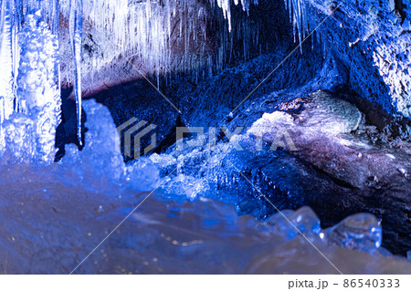 鳴沢氷穴洞窟内の氷柱 86540333