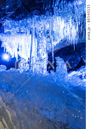 鳴沢氷穴洞窟内の氷柱 86540335