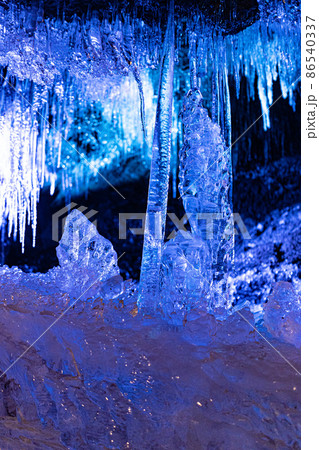鳴沢氷穴洞窟内の氷柱 86540337