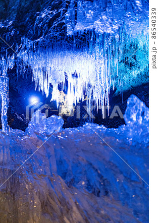 鳴沢氷穴洞窟内の氷柱 鳴沢氷穴洞窟内の氷柱 86540339