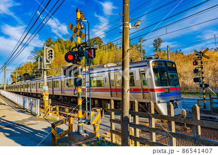 踏切を通過する京成線の電車 86541407
