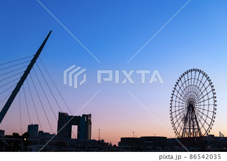 朝焼けのお台場 観覧車と斜張橋 朝焼けのお台場 観覧車と斜張橋 86542035