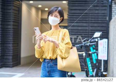 電動キックボードを運転をする女性 86542127