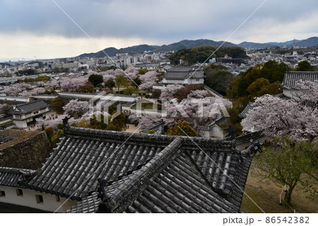 日本の兵庫県の姫路市 世界遺産で国宝でもある姫路城 天守閣から見た周辺の街並み 城内の桜と庭園 日本の兵庫県の姫路市 世界遺産で国宝でもある姫路城 天守閣から見た周辺の街並み 城内の桜と庭園 86542382