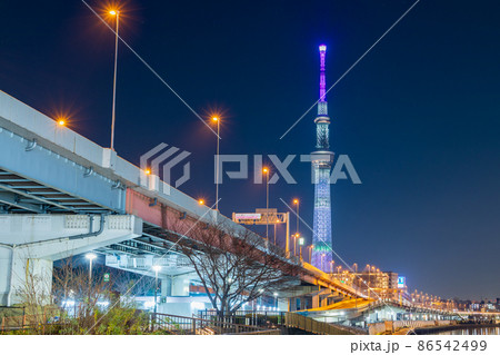 東京スカイツリー 鬼滅の刃コラボ特別ライティング 胡蝶しのぶの写真素材