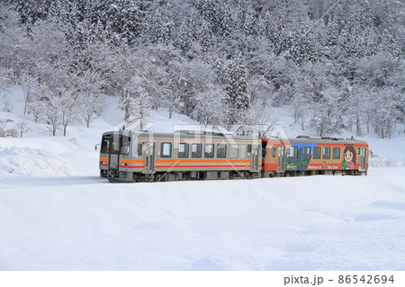 大糸線のキハ120系ラッピング車両 2014年12月26日の写真素材 [86542694
