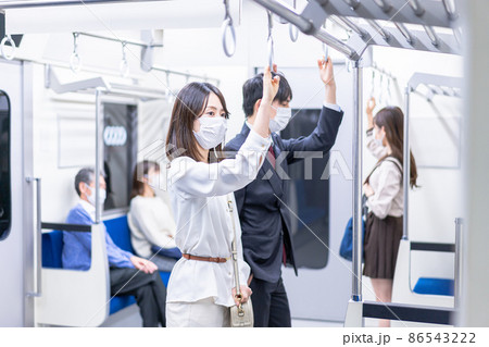 マスクをして電車移動をする若い女性 マスクをして電車移動をする若い女性 86543222