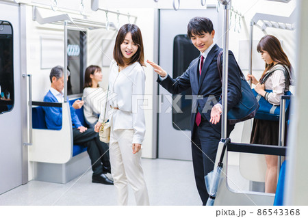 傘の忘れ物を指摘するビジネスマン 86543368