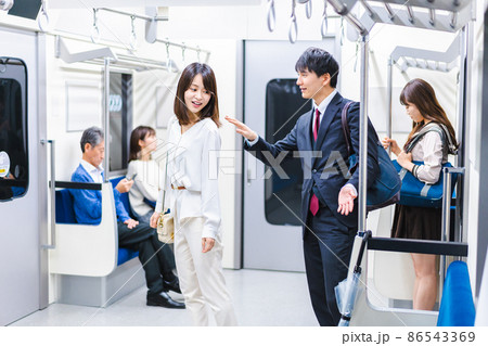 傘の忘れ物を指摘するビジネスマン 86543369