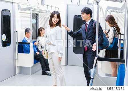 傘の忘れ物を指摘するビジネスマン 86543371