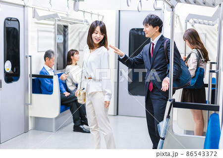 傘の忘れ物を指摘するビジネスマン 86543372