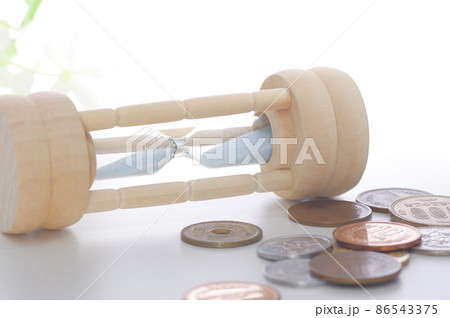 砂時計とお金のイメージ 86543375
