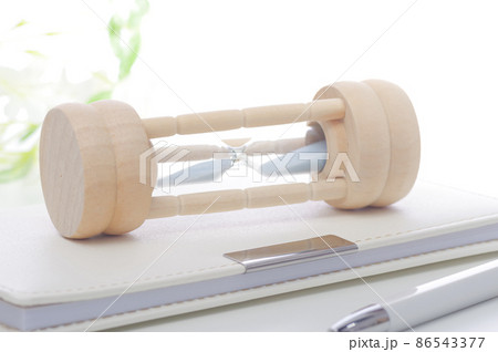 砂時計とお金のイメージ 86543377