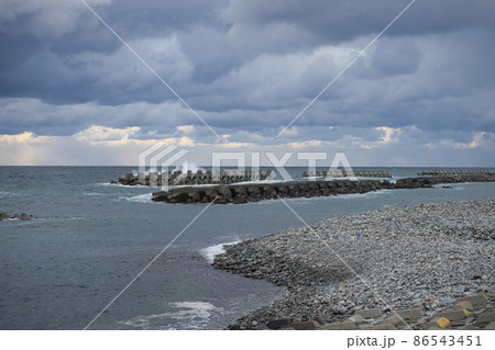 冬の富山湾　富山県入善町下飯野地区の海岸線 86543451