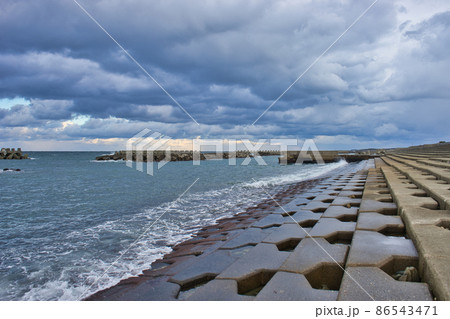 冬の富山湾　富山県入善町下飯野地区の海岸線 86543471