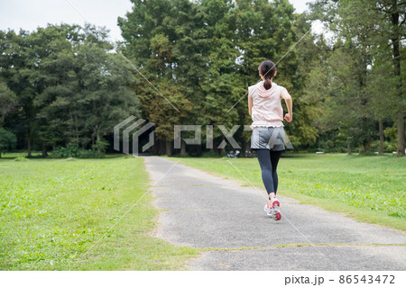 公園でジョギングを楽しむ女性・後姿 公園でジョギングを楽しむ女性・後姿 86543472