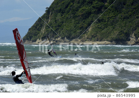 ウインドサーフィンの海辺　逗子海岸 86543995