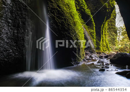 兵庫県/ 洞窟の中にある神秘的な滝「シワガラの滝」 86544354
