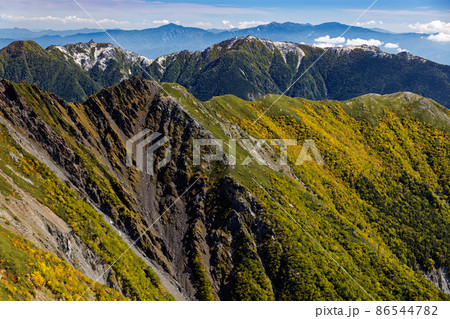南アルプス・間ノ岳稜線から見る紅葉の池山尾根と鳳凰三山・奥秩父 南アルプス・間ノ岳稜線から見る紅葉の池山尾根と鳳凰三山・奥秩父 86544782