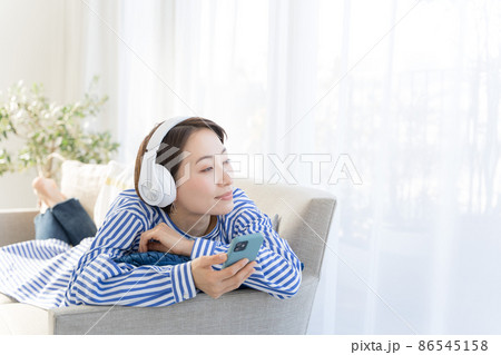 ソファでくつろぐ女性　30代 86545158