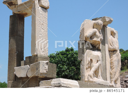 トルコ　世界遺産　エフェソス遺跡　メミウスの碑 86545171