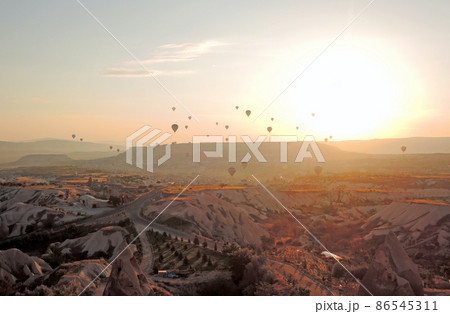 トルコ カッパドキア 日の出の空に舞い上がる熱気球 トルコ カッパドキア 日の出の空に舞い上がる熱気球 86545311