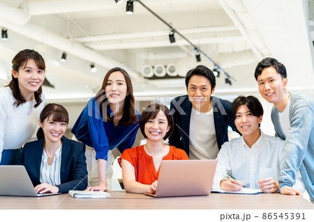 オフィスの若いスタッフ 撮影協力:WEEK芝大門(サンフロンティア不動産) オフィスの若いスタッフ 撮影協力:WEEK芝大門(サンフロンティア不動産) 86545391