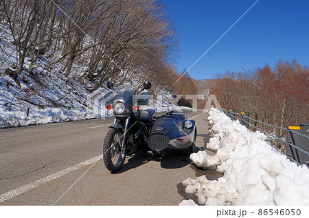 雪を背景に佇むサイドカー 86546050