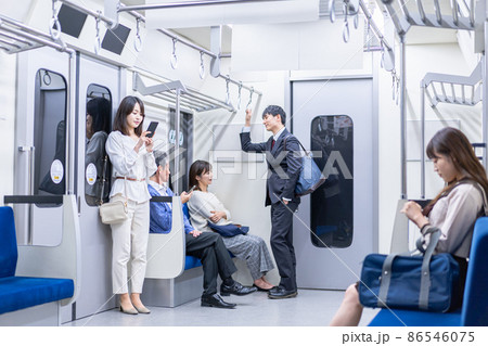 電車移動をする人々 86546075